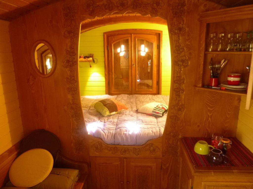 Bed and Breakfast La Roulotte De Pommette Et Billy La Hoguette Habitación foto