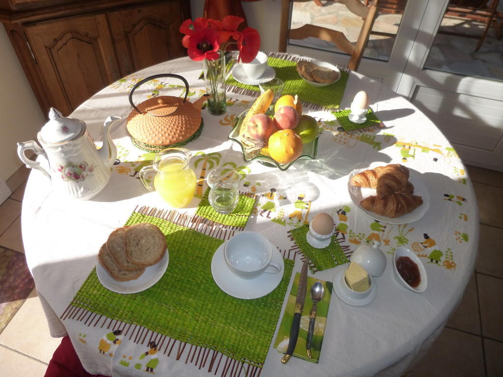 Bed and Breakfast La Roulotte De Pommette Et Billy La Hoguette Exterior foto